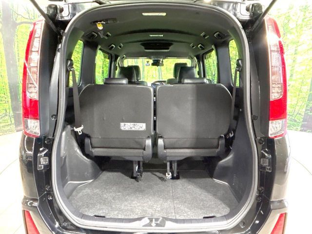 TOYOTA NOAH HYBRID 2017