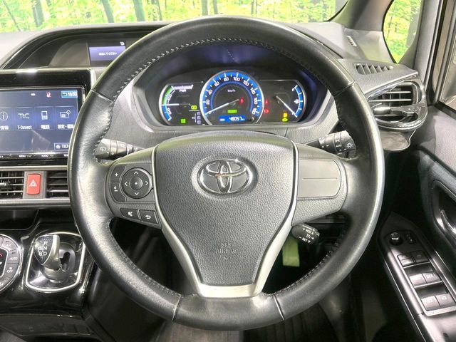 TOYOTA NOAH HYBRID 2017