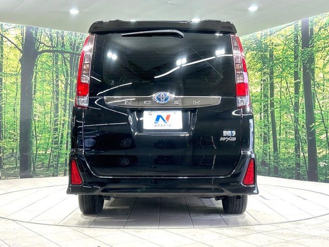 TOYOTA NOAH HYBRID 2017