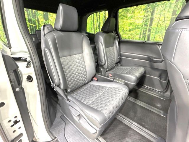 TOYOTA VOXY HYBRID 2025