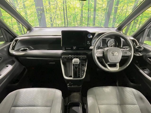 TOYOTA VOXY HYBRID 2023