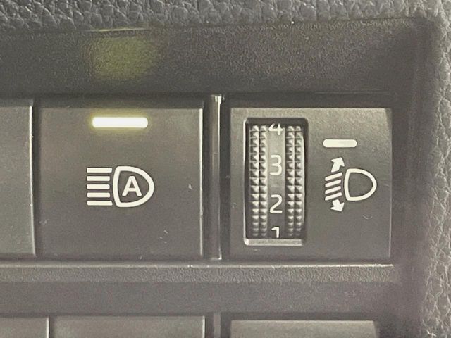 TOYOTA VOXY HYBRID 2023