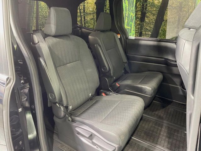 TOYOTA VOXY HYBRID 2023