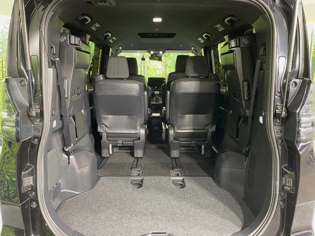 TOYOTA VOXY HYBRID 2023