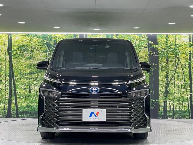 TOYOTA VOXY HYBRID 2023