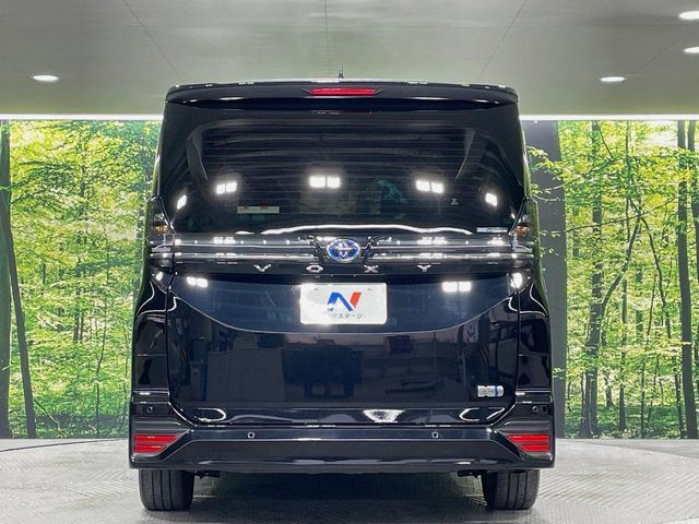 TOYOTA VOXY HYBRID 2023