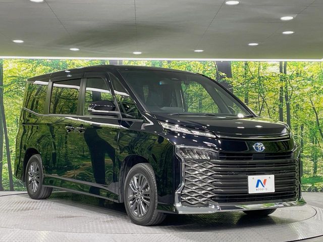 TOYOTA VOXY HYBRID 2023