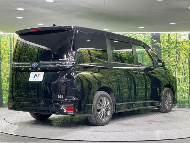 TOYOTA VOXY HYBRID 2023