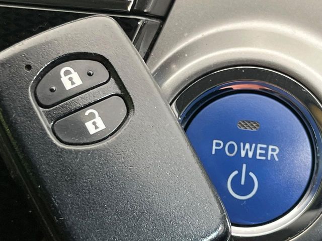 TOYOTA PRIUS Alpha 2015