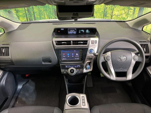 TOYOTA PRIUS Alpha 2015