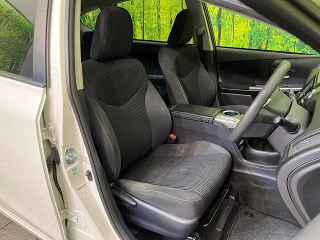 TOYOTA PRIUS Alpha 2015