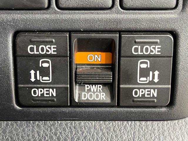 TOYOTA VOXY 4WD 2017