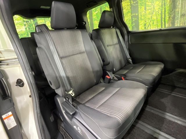 TOYOTA VOXY 4WD 2017