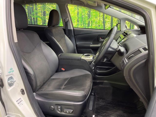 TOYOTA PRIUS Alpha 2015