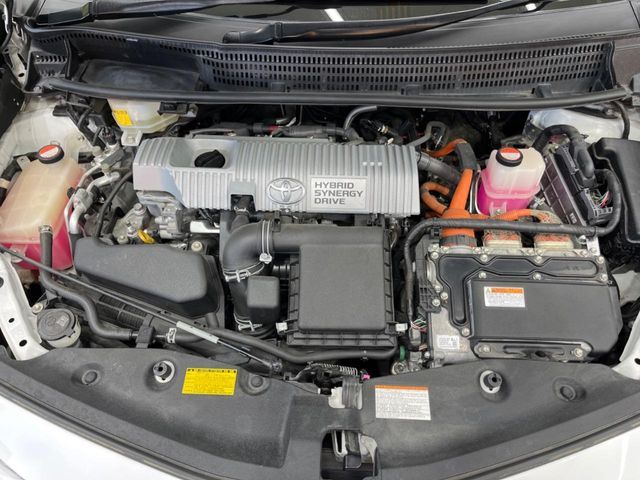 TOYOTA PRIUS Alpha 2015