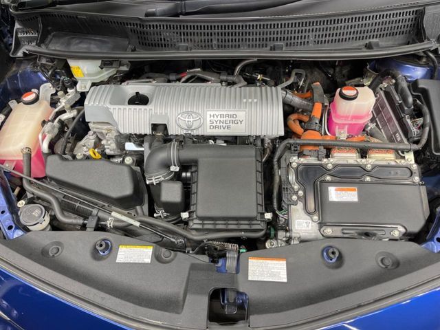 TOYOTA PRIUS Alpha 2015