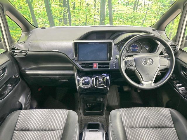 TOYOTA VOXY HYBRID 2017