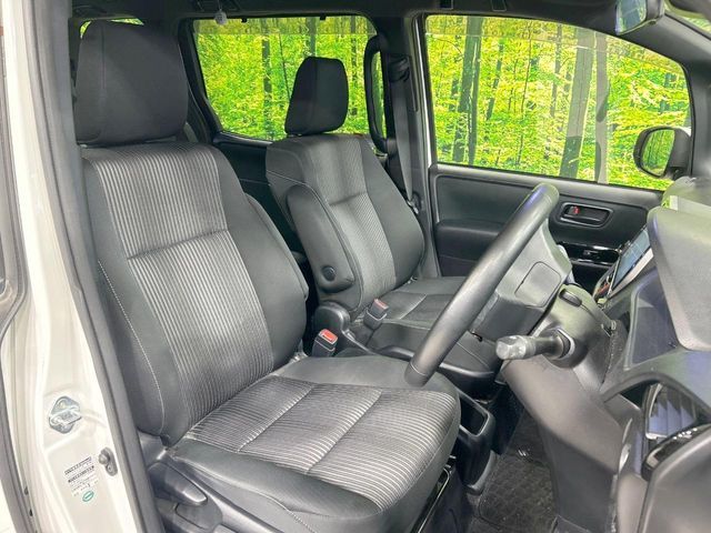 TOYOTA VOXY HYBRID 2017