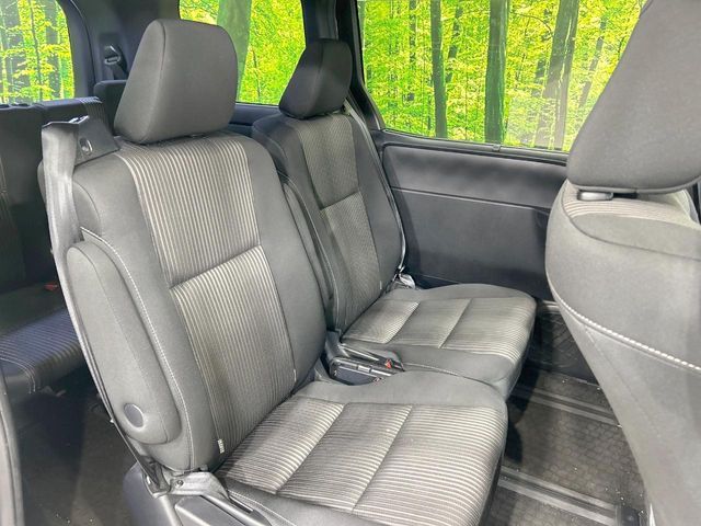 TOYOTA VOXY HYBRID 2017