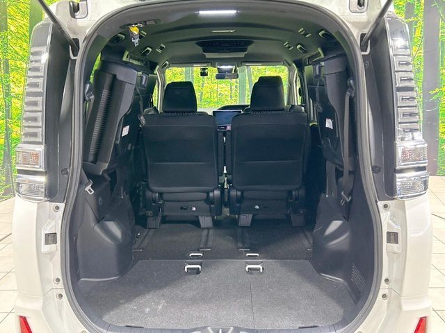 TOYOTA VOXY HYBRID 2017