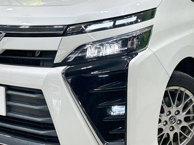 TOYOTA VOXY HYBRID 2017