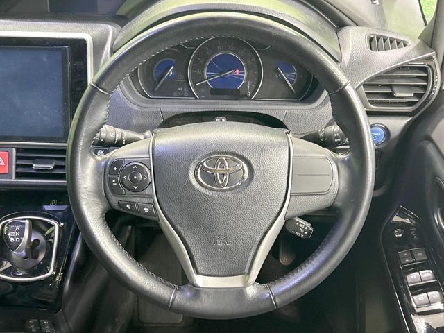 TOYOTA VOXY HYBRID 2017