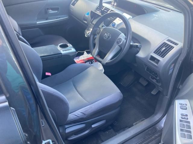 TOYOTA PRIUS Alpha 2011