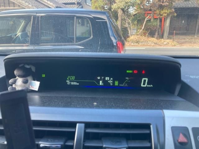 TOYOTA PRIUS Alpha 2011