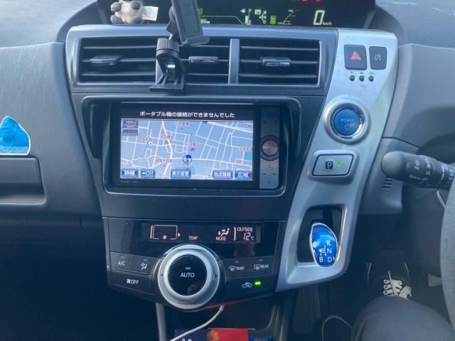 TOYOTA PRIUS Alpha 2011