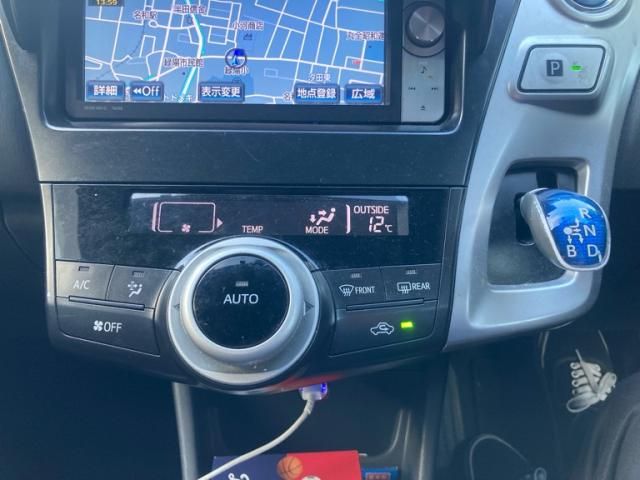 TOYOTA PRIUS Alpha 2011