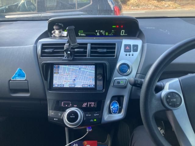 TOYOTA PRIUS Alpha 2011