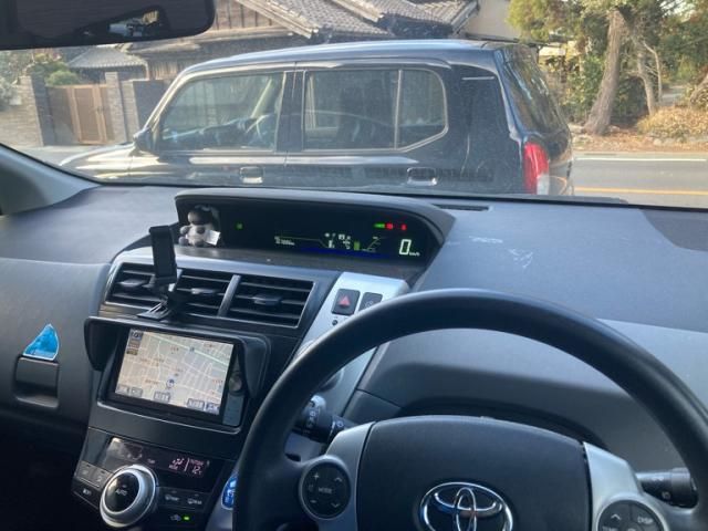 TOYOTA PRIUS Alpha 2011