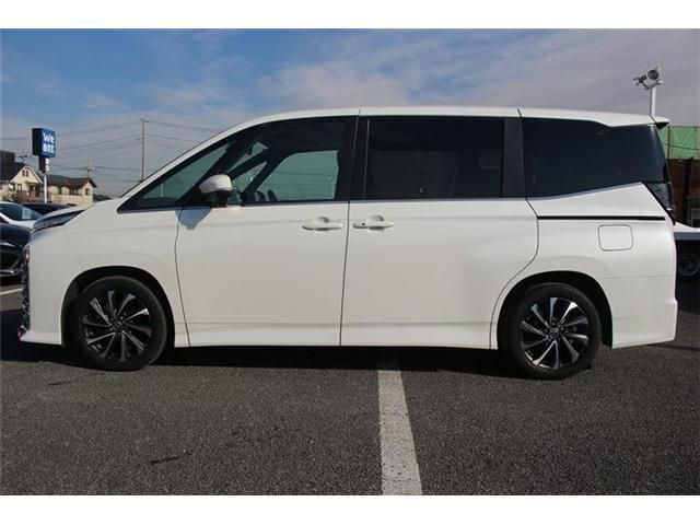 TOYOTA VOXY HYBRID 2025