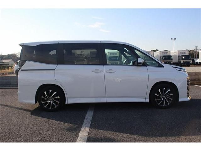 TOYOTA VOXY HYBRID 2025