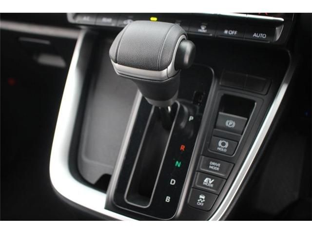 TOYOTA VOXY HYBRID 2025