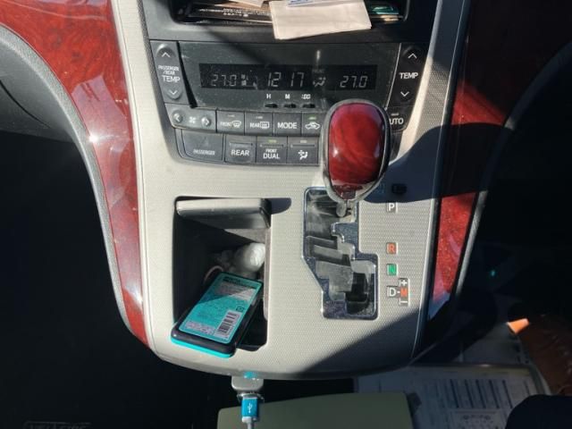 TOYOTA VELLFIRE 2010