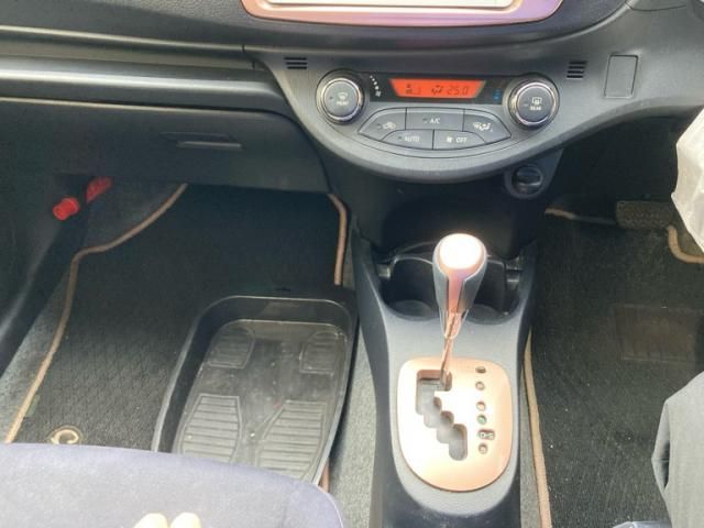 TOYOTA VITZ  4WD 2013