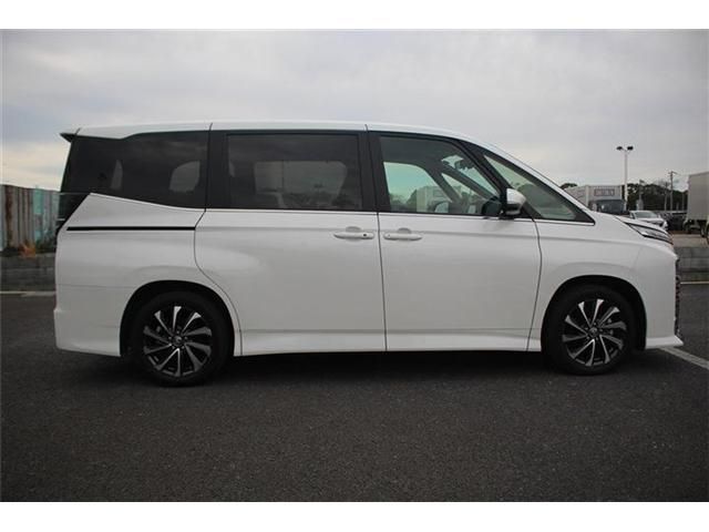 TOYOTA VOXY HYBRID 2025