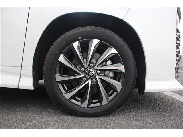 TOYOTA VOXY HYBRID 2025