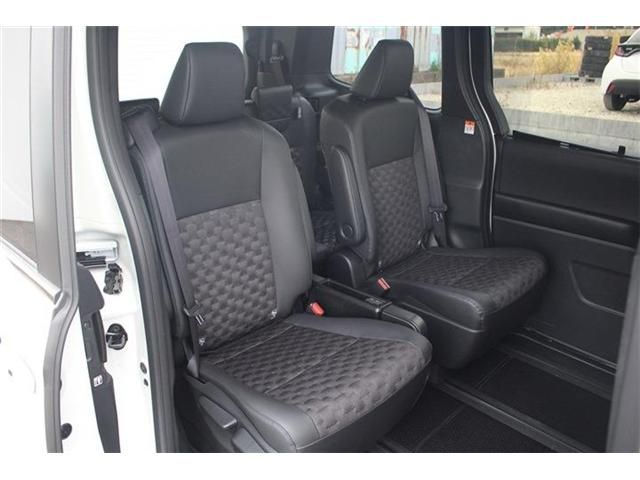 TOYOTA VOXY HYBRID 2025