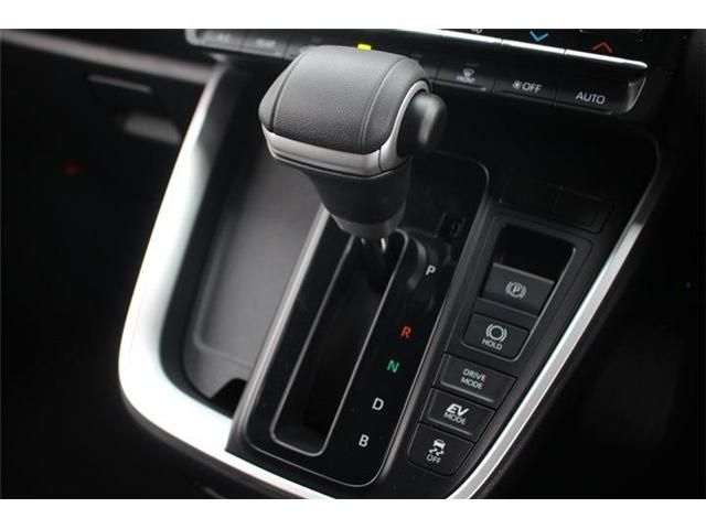 TOYOTA VOXY HYBRID 2025