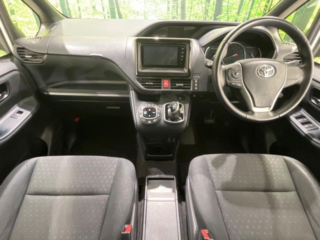 TOYOTA NOAH HYBRID 2015