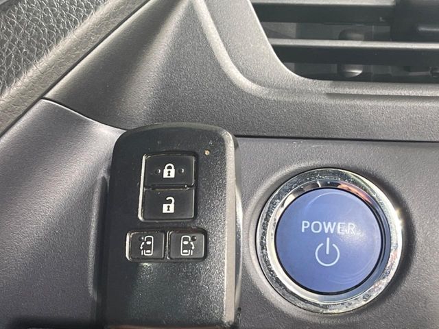 TOYOTA NOAH HYBRID 2015