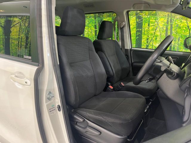 TOYOTA NOAH HYBRID 2015