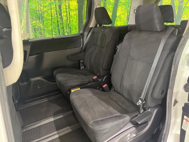 TOYOTA NOAH HYBRID 2015