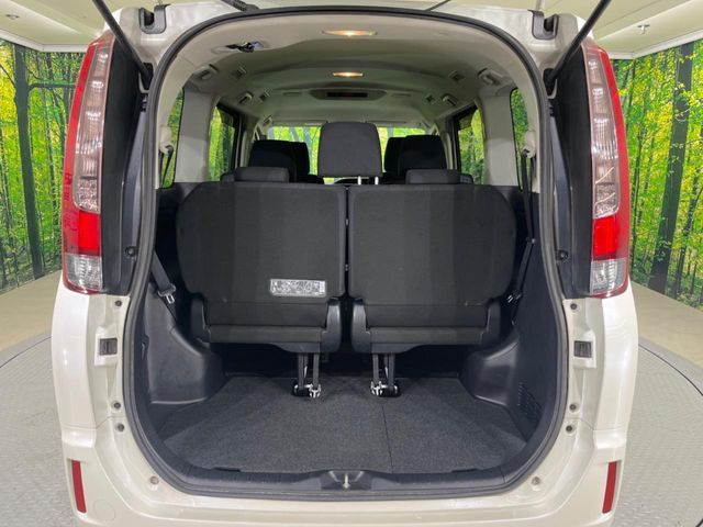 TOYOTA NOAH HYBRID 2015