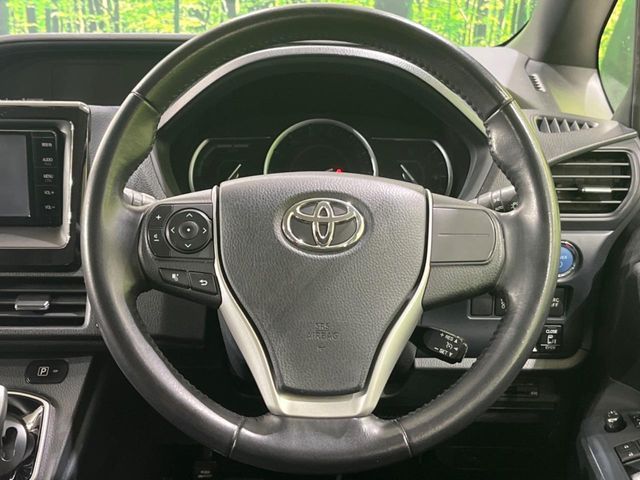 TOYOTA NOAH HYBRID 2015