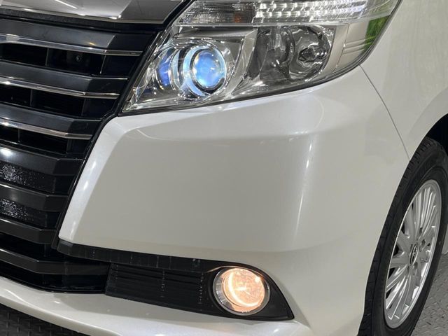 TOYOTA NOAH HYBRID 2015
