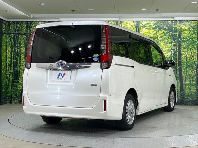 TOYOTA NOAH HYBRID 2015