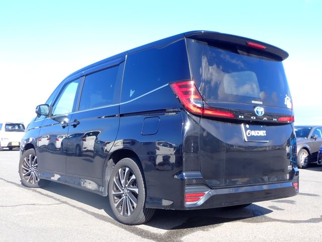 TOYOTA NOAH HYBRID 2024